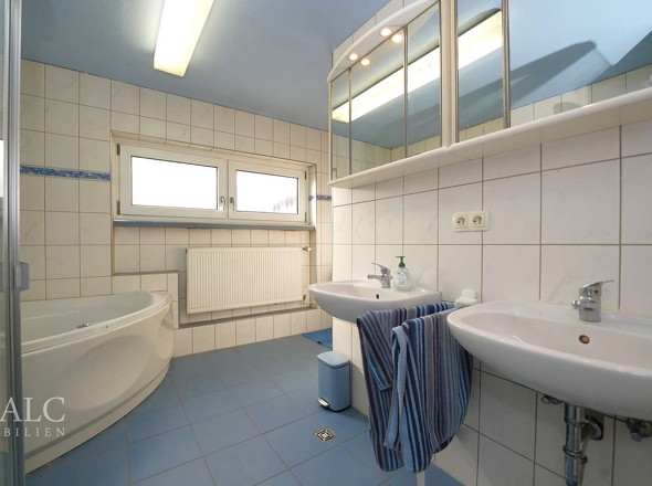 Helles Tageslicht-Badezimmer (orig.)