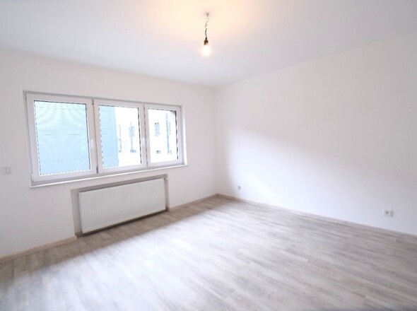 geräumiges Schlafzimmer