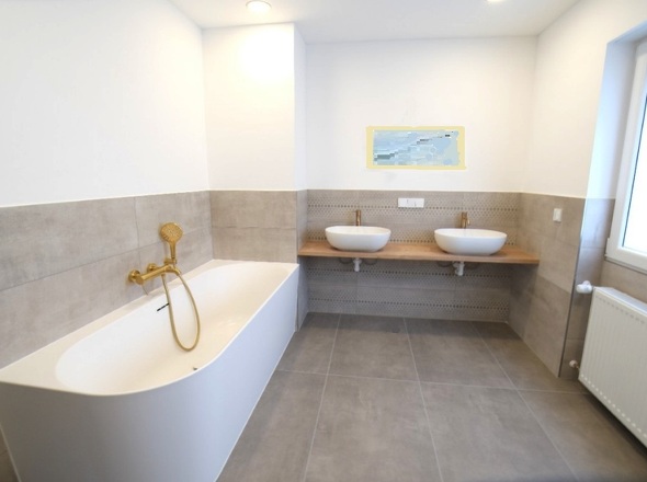 modernes Badezimmer mit Fenster