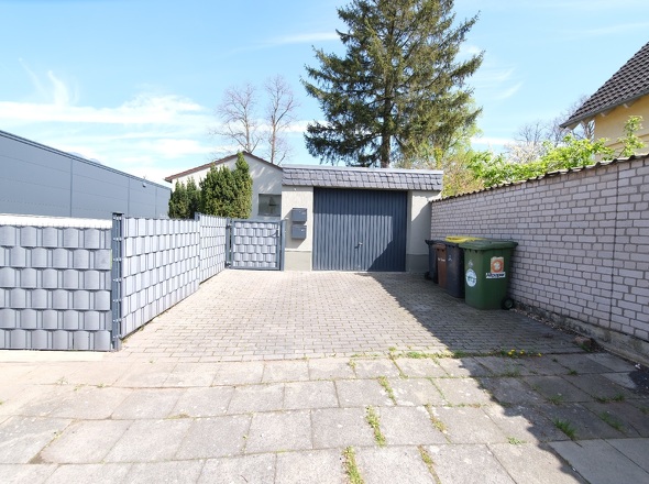Einfahrt mit Garage