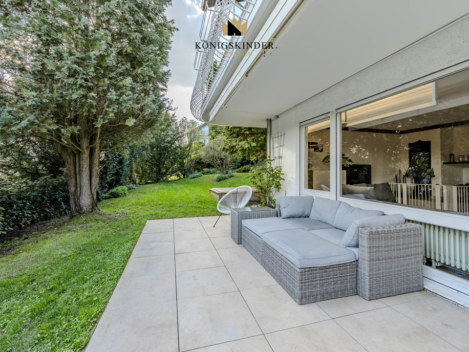 Große Terrasse mit Blick ins Grüne