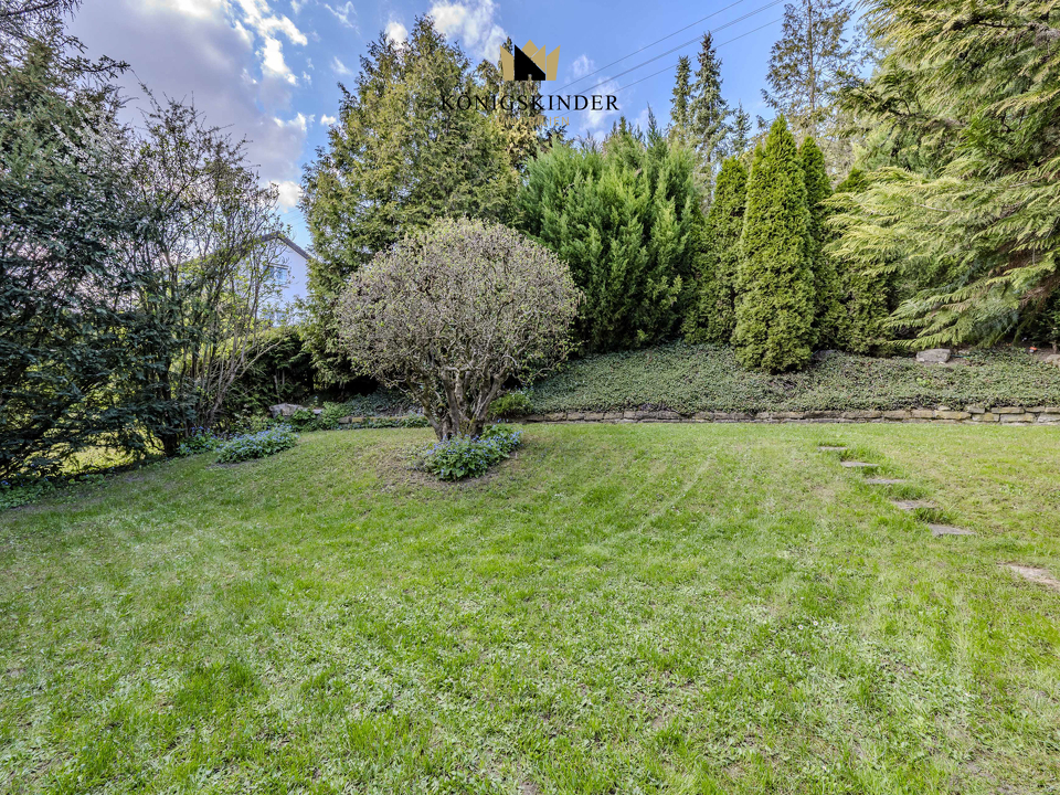 Sehr gepflegter Garten mit viel Platz für Sandkasten, Schaukel, Trampolin und einen Pool!