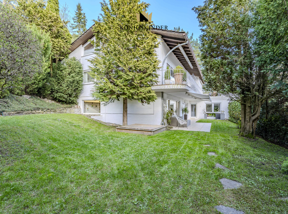 Gartensicht auf das Haus mit der unteren Wohnung