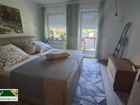 Schlafzimmer mit Zugang zum Balkon