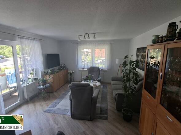 Wohnzimmer mit Zugang zum Balkon