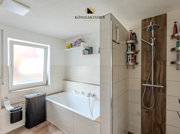 OG: Großes Badezimmer mit Badewanne & Dusche...