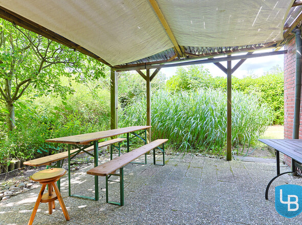 Überdachte Terrasse unter dem Balkon