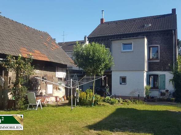 Innenhof und Rückseite vom Einfamilienhaus