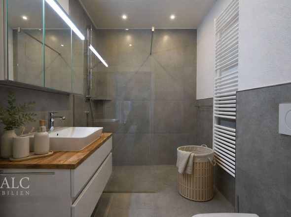 Modernes Duschbad