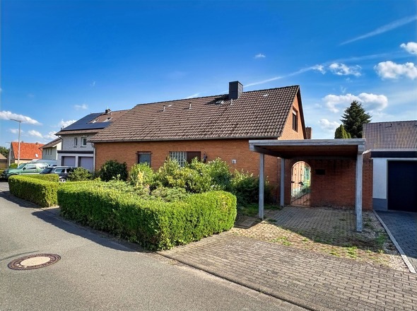 Straßenansicht mit Carport
