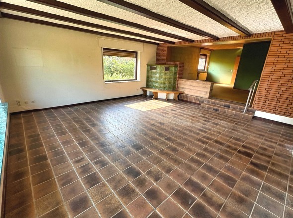 Wohnzimmer mit funktionsfähigem Kachelofen