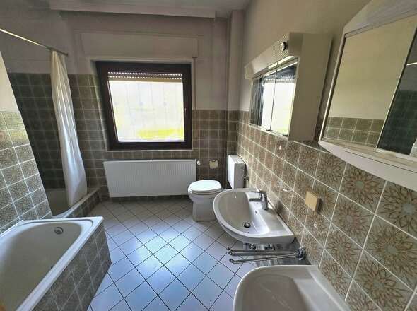 Badezimmer mit  Dusche und Wanne