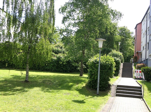 Fußweg und Garten vorm Haus