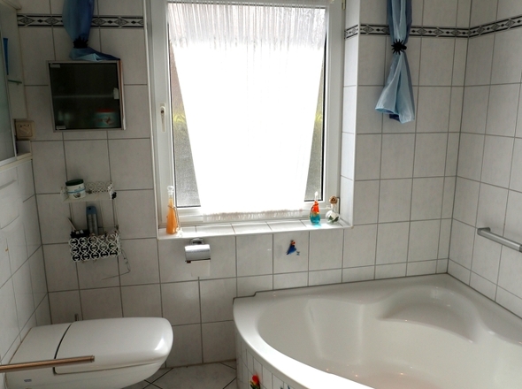Bad mit Dusche und Wanne EG