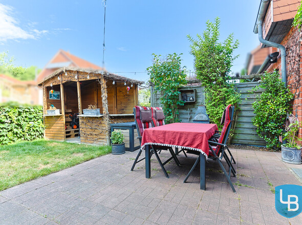 Terrasse mit Gartenhäuschen 