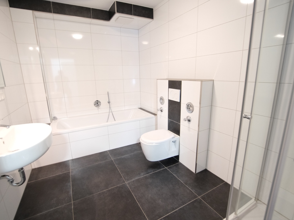  Bad mit Wanne und Dusche