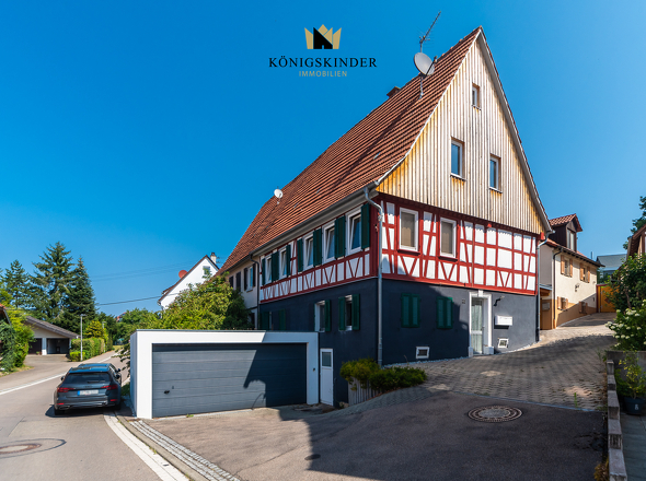 Hausansicht mit Doppelgarage