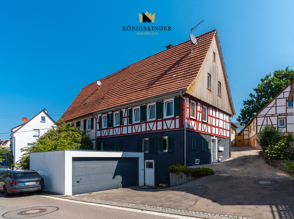 Hausansicht mit Hofeinfahrt