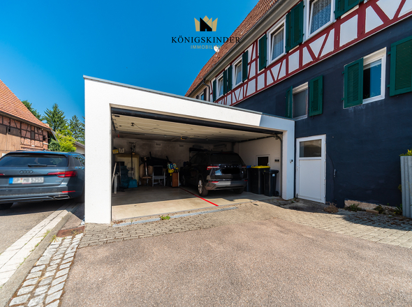 offene Doppelgarage mit Tür zum Gewölbekeller