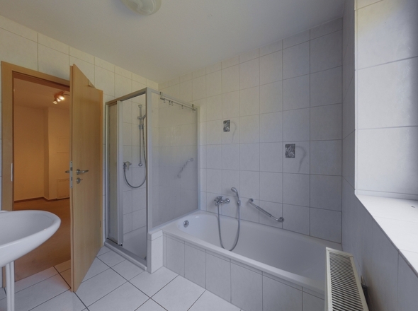 Tageslichtbad mit Dusche und Wanne