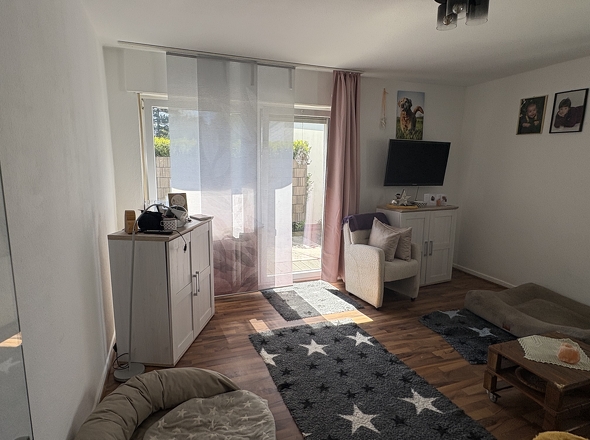 Wohnzimmer mit Zugang zur Terrasse