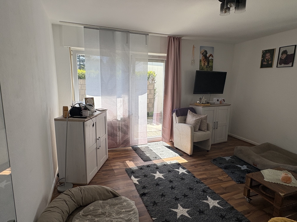 Wohnzimmer mit Zugang zur Terrasse