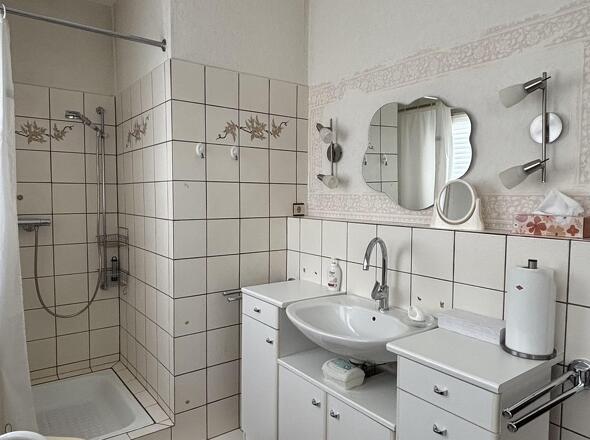 Bad mit Dusche und Wanne