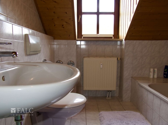 Badezimmer mit Fenster