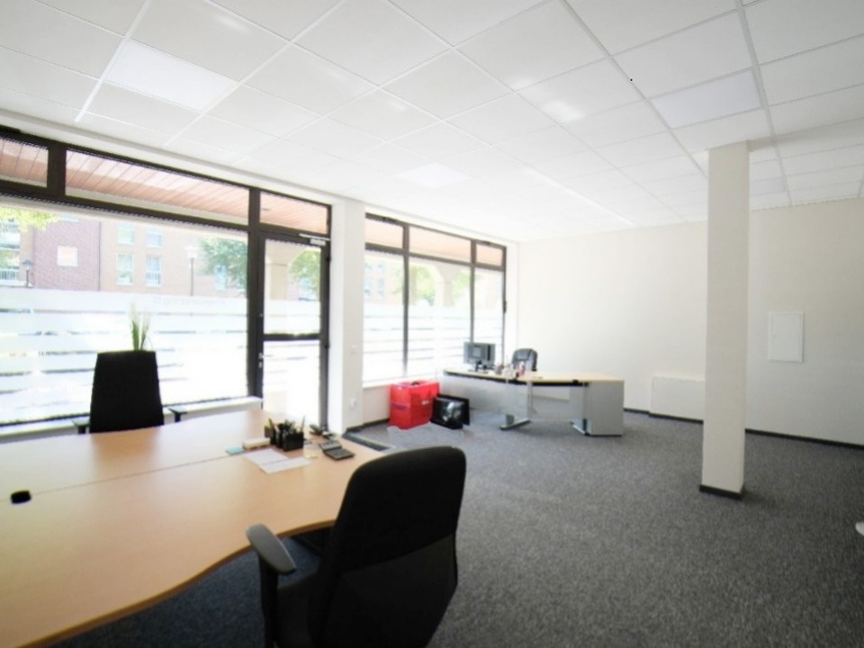 geräumiges Büro