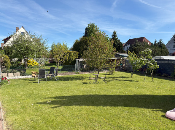 sonniger Gartenbereich