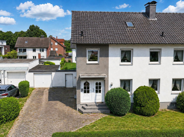 Straßenansicht (mit KI bearbeitet)