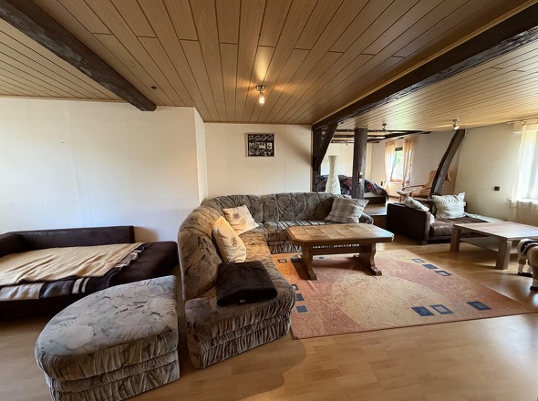 Großzügiges Wohnzimmer im OG