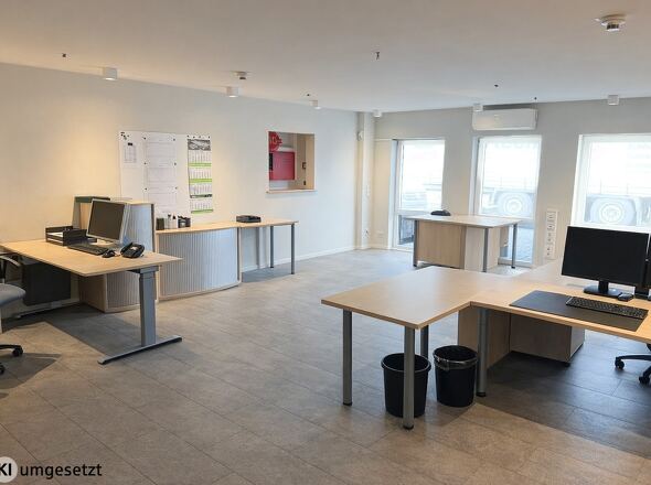 Helle und funktionale Bürofläche mit Blick auf das Betriebsgelände (mit KI bearbeitet)
