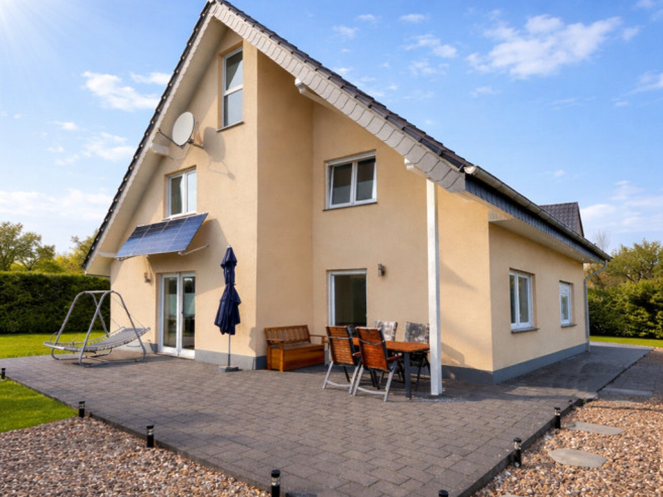 mit großer Terrasse an der Küche bzw. Zugang vom Wohn-/Esszimmer (mit KI bearbeitet)
