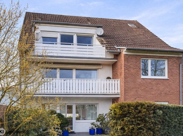 Gemütlich unter'm Dach mit sonnigem Balkon (mit KI bearbeitet)