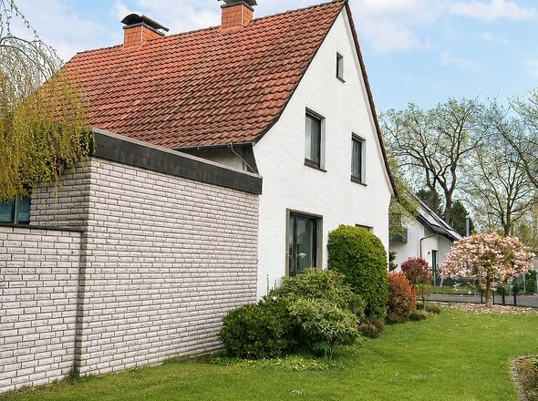 Einfamilienhaus mit Anbau (mit KI bearbeitet)