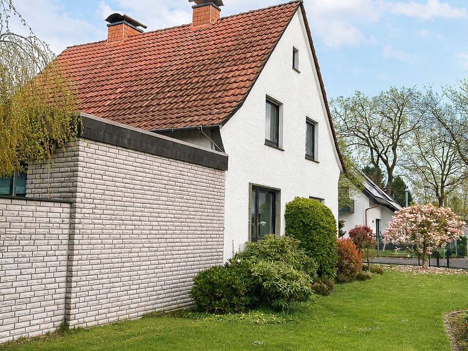 Einfamilienhaus mit Anbau (mit KI bearbeitet)