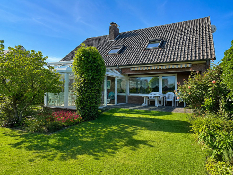 mit sonniger Terrasse und Wintergarten (mit KI bearbeitet)