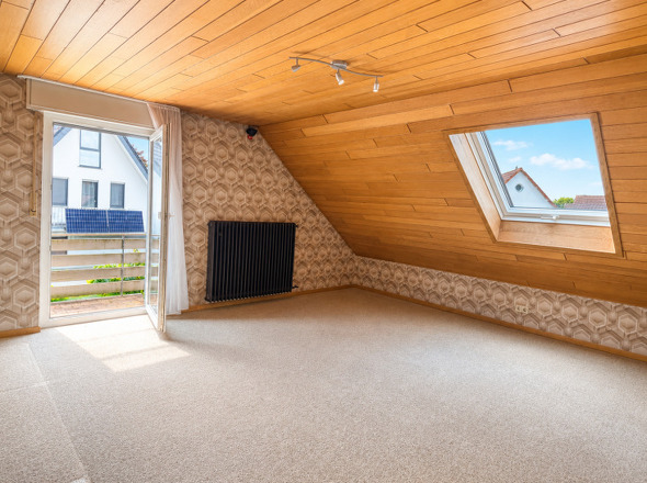 großes Schlafzimmer im Dachgeschoss mit Balkonzugang (mit KI bearbeitet)