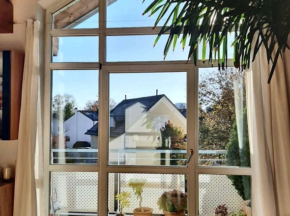 Wohnbereich Fensterfront frontal