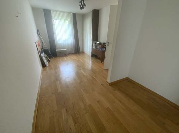 separates Schlafzimmer mit Ankleidebereich