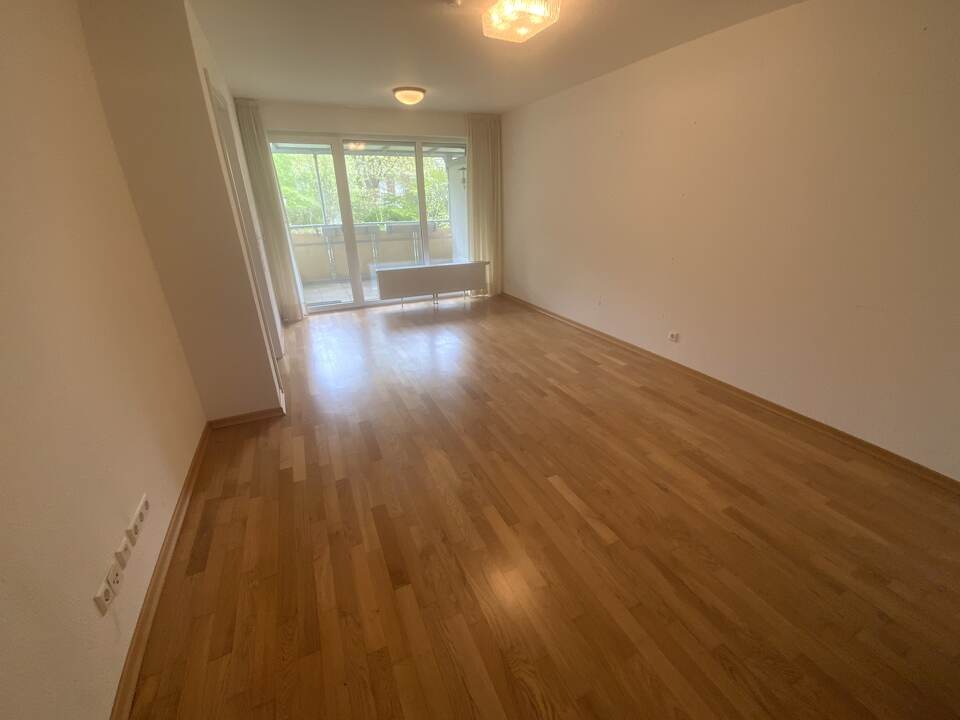 Wohn- und Esszimmer mit Parkettboden