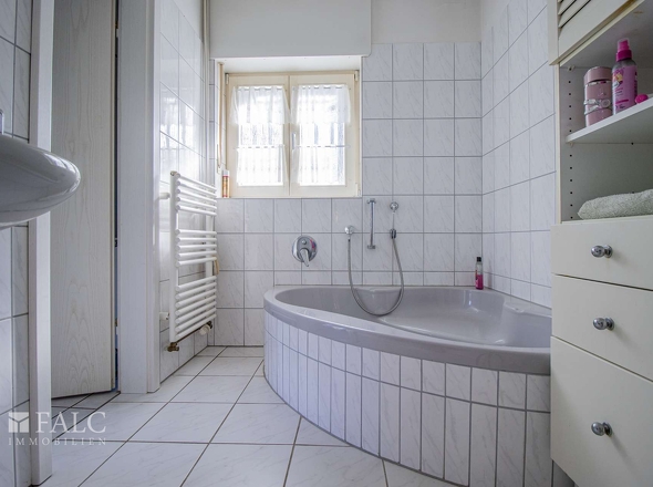 Modernes Badezimmer