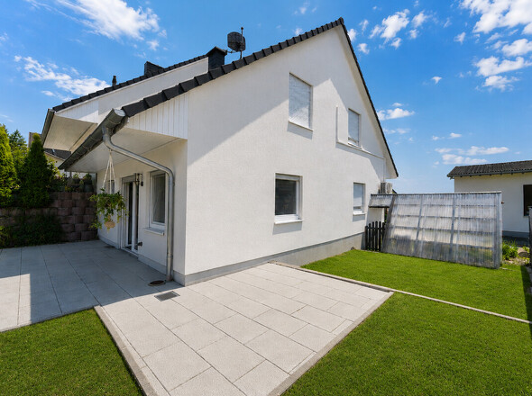 Außenansicht mit Terasse & Garten