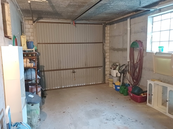 Garage mit elektr. Tor