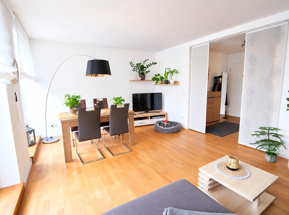 Wohnraum mit Balkon-Zugang