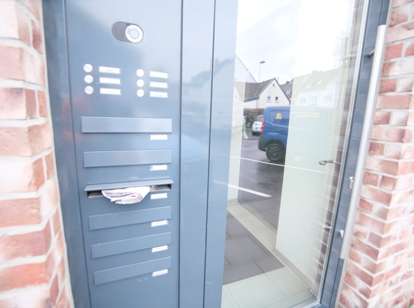 Haustür mit Kamera