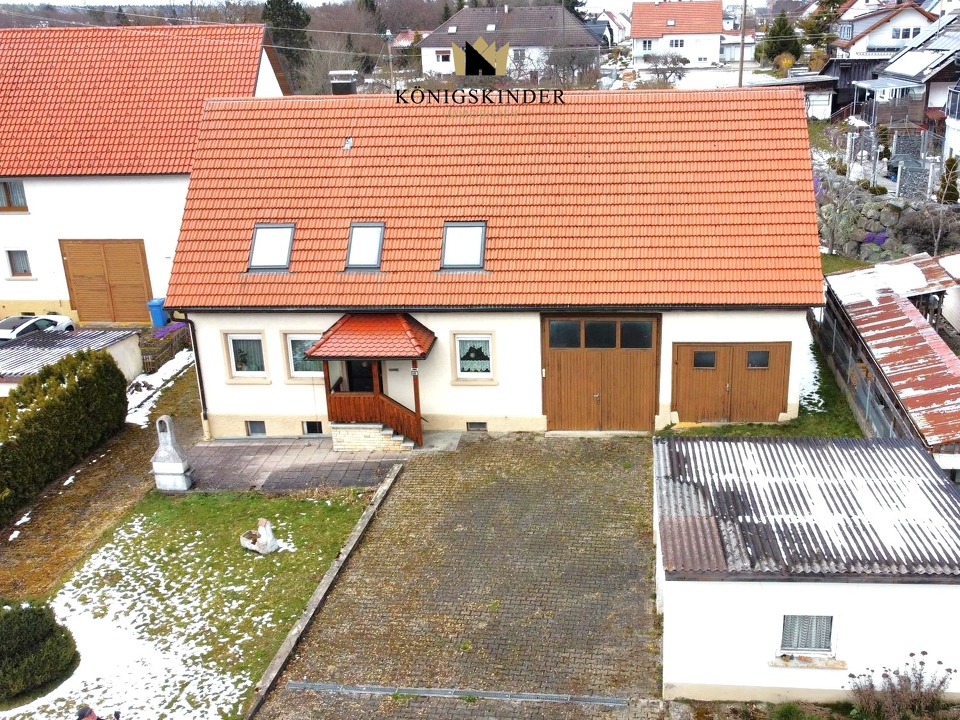 Vorderseite Wohnhaus mit Doppelgarage