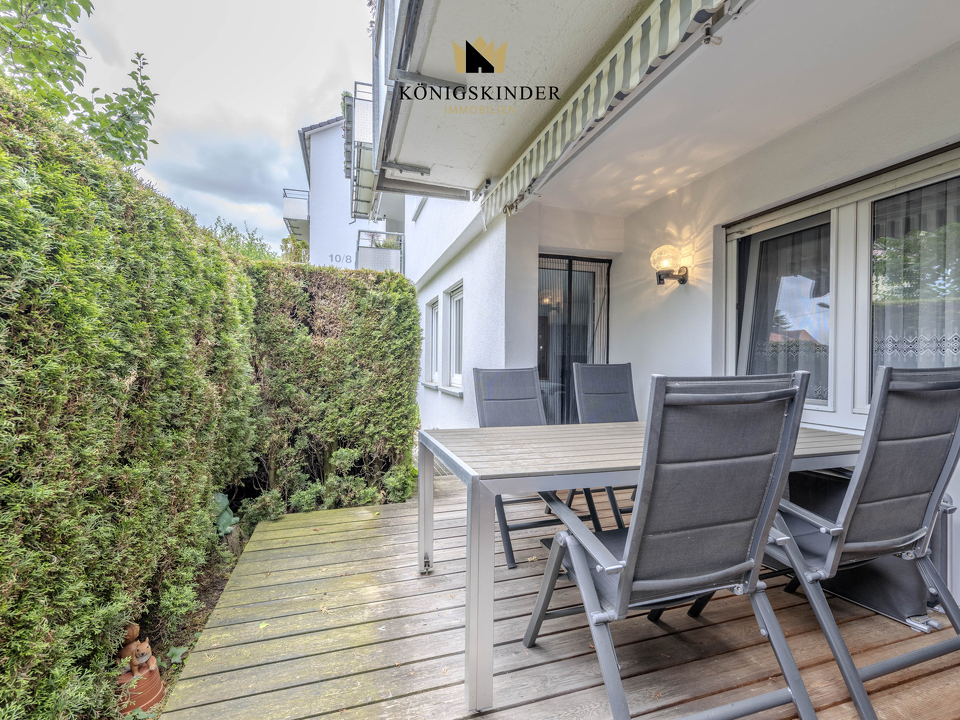 Holzterrasse mit direktem Zugang in den Gartenteil