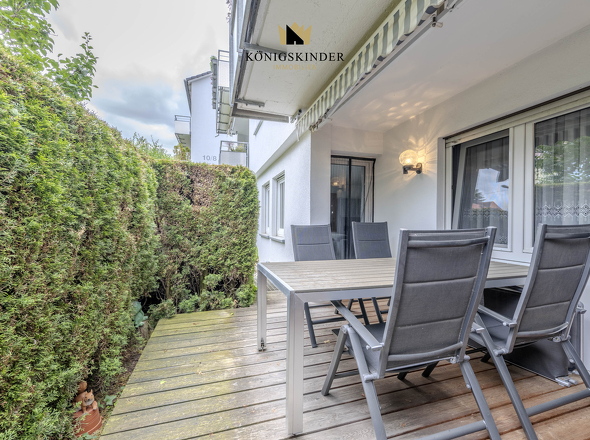 Holzterrasse mit direktem Zugang in den Gartenteil